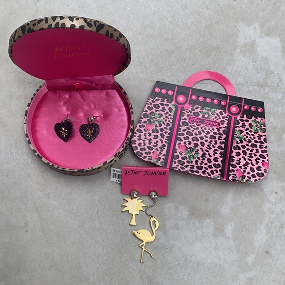 Betsey Johnson blanket and earring set - Picture 8 of 16